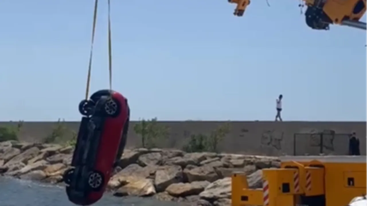 Keşan'da el freni unutulan otomobil denize uçtu