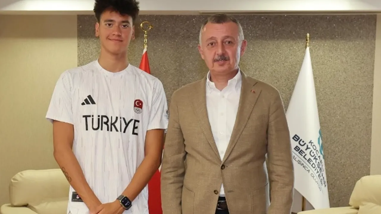 Kocaeli'de Başkan Büyükakın genç milli yüzücüyü kabul etti