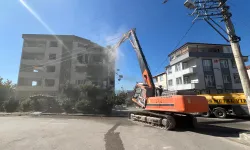 Derince’de ağır hasarlı binaya ilk kepçe