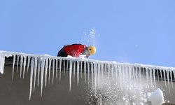 Çatılardaki sarkıtlara karşı buz timi iş başında