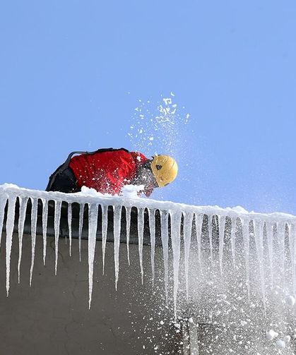 Çatılardaki sarkıtlara karşı buz timi iş başında