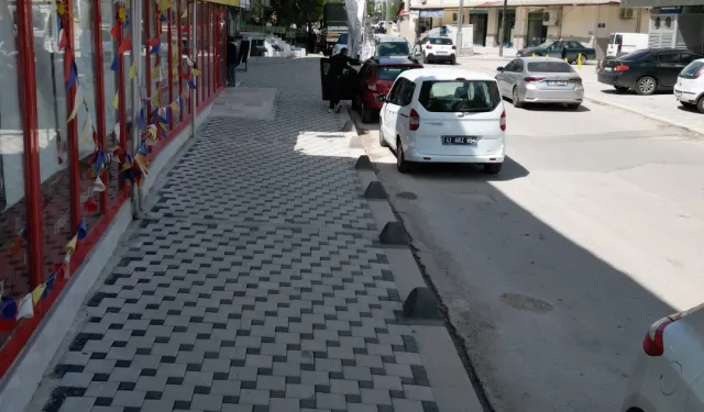 İzmit'te Şehit Kazım Caddesi'nde kaldırımlar yenilendi