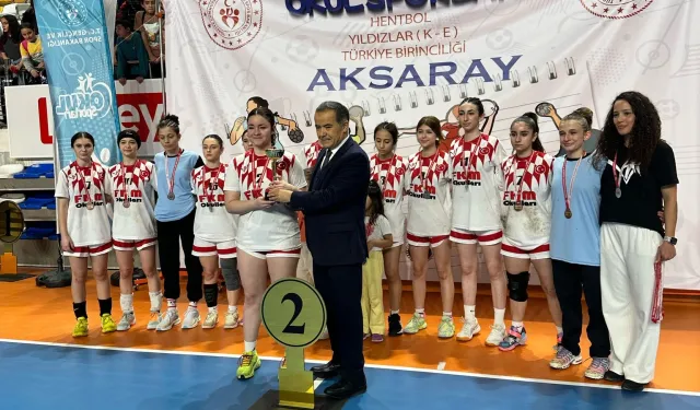 Mudanya’nın yıldız hentbolcuları Türkiye ikincisi oldu