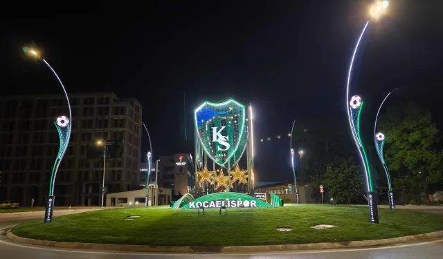 Stat kavşağını Kocaelispor’un arması aydınlatıyor