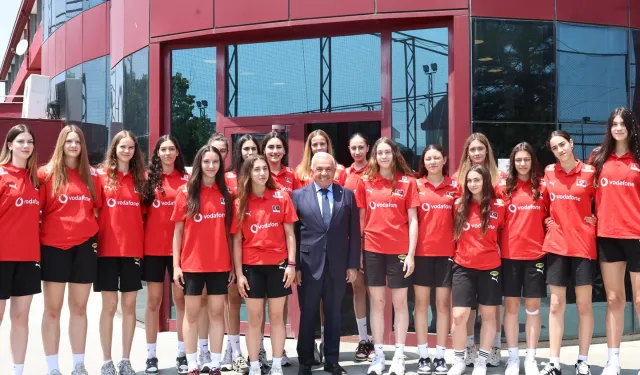 Başkan Şadi Özdemir’den filenin genç sultanlarına motivasyon ziyareti