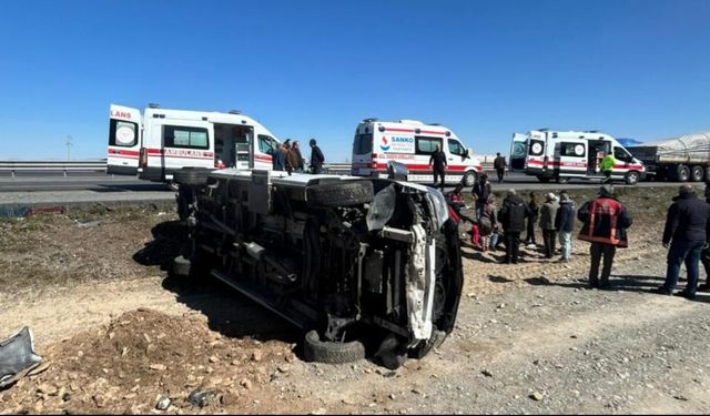 Afyonkarahisar'da tır ile minibüs çarpıştı: 11 yaralı