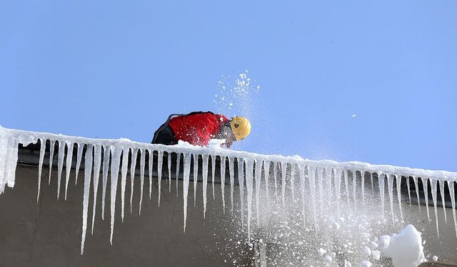 Çatılardaki sarkıtlara karşı buz timi iş başında