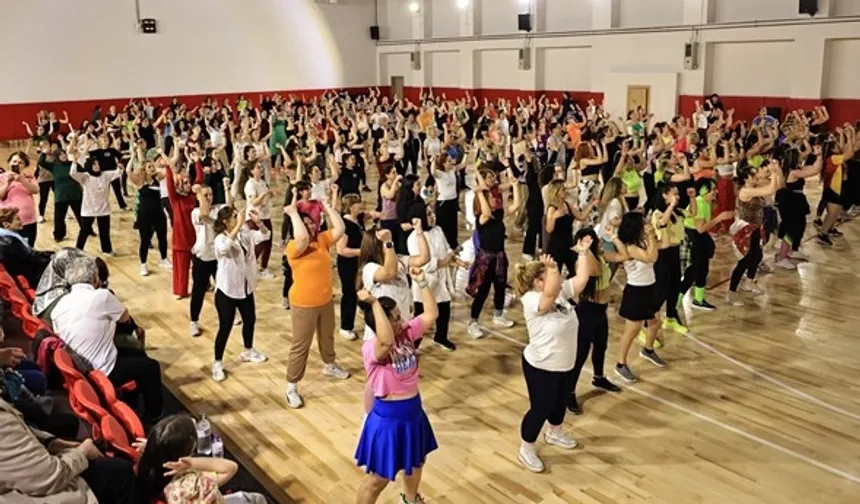 350 kadın kursiyer Dünya Dans Günü’nde zumba gösterisi yaptı