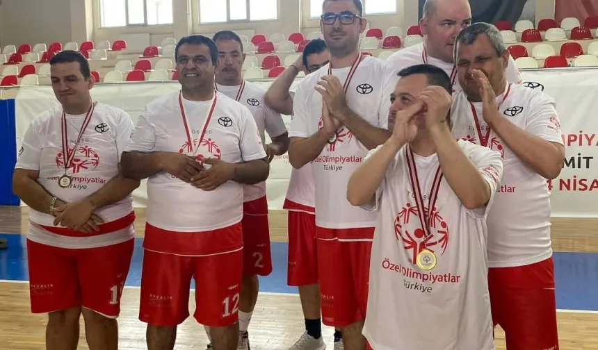 Balıkesirli özel çocuklar altın madalyaları Ayvalık’a getirdi