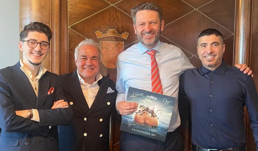 maNga solisti Ferman Akgül Oslo Parlemento'sunda
