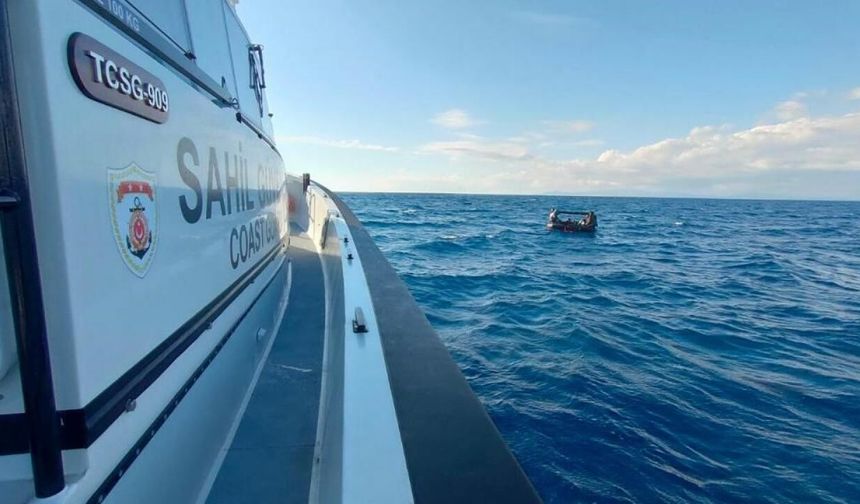 Antalya açıklarında düzensiz göçmenleri taşıyan bot battı