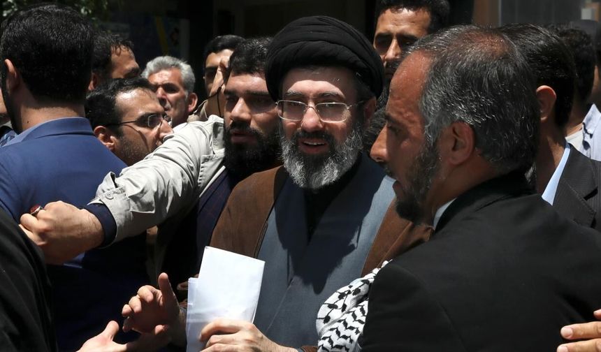 İran'da Devrim Muhafızları Ordusu ve İran Ordusu Mücteba Hamaney'e bağlılıklarını bildirdi