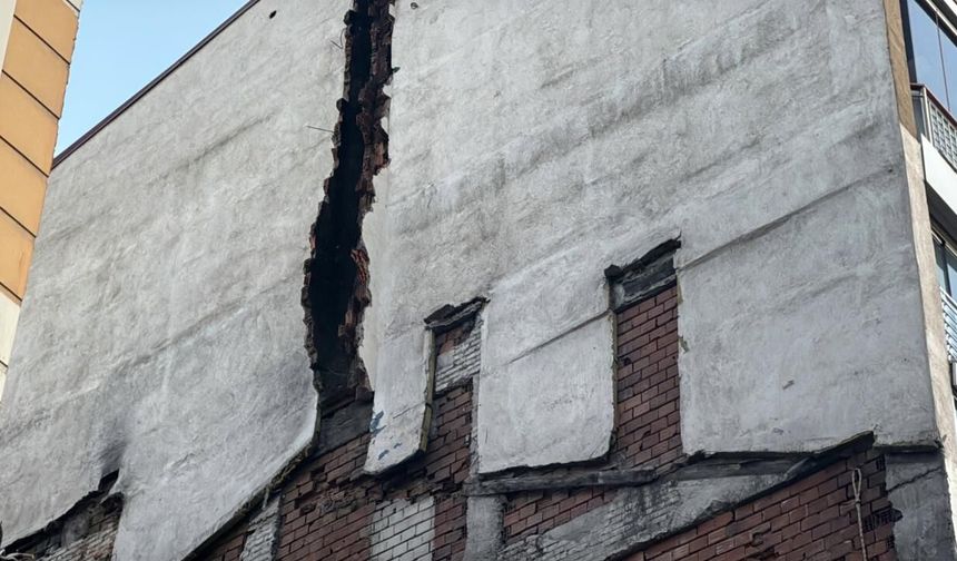 Sivas'ta yıkım sırasında bitişikteki bina hasar gördü