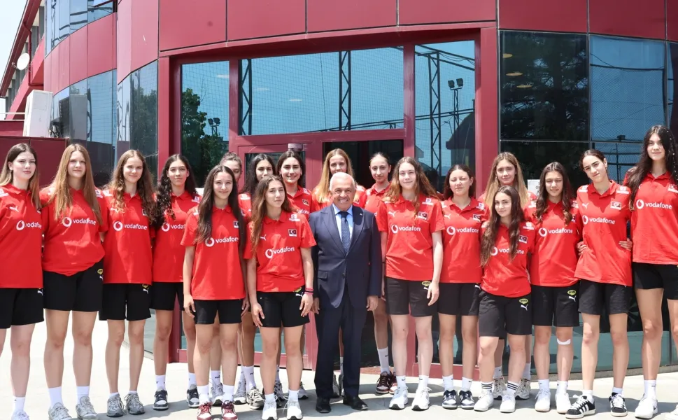 Başkan Şadi Özdemir’den filenin genç sultanlarına motivasyon ziyareti