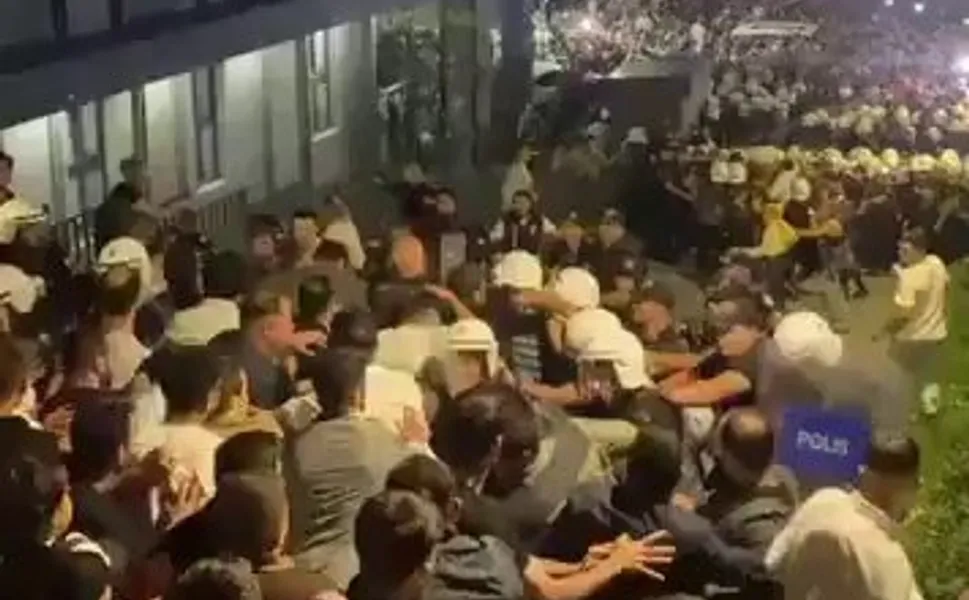 CHP İstanbul önünde tansiyon yükseldi!