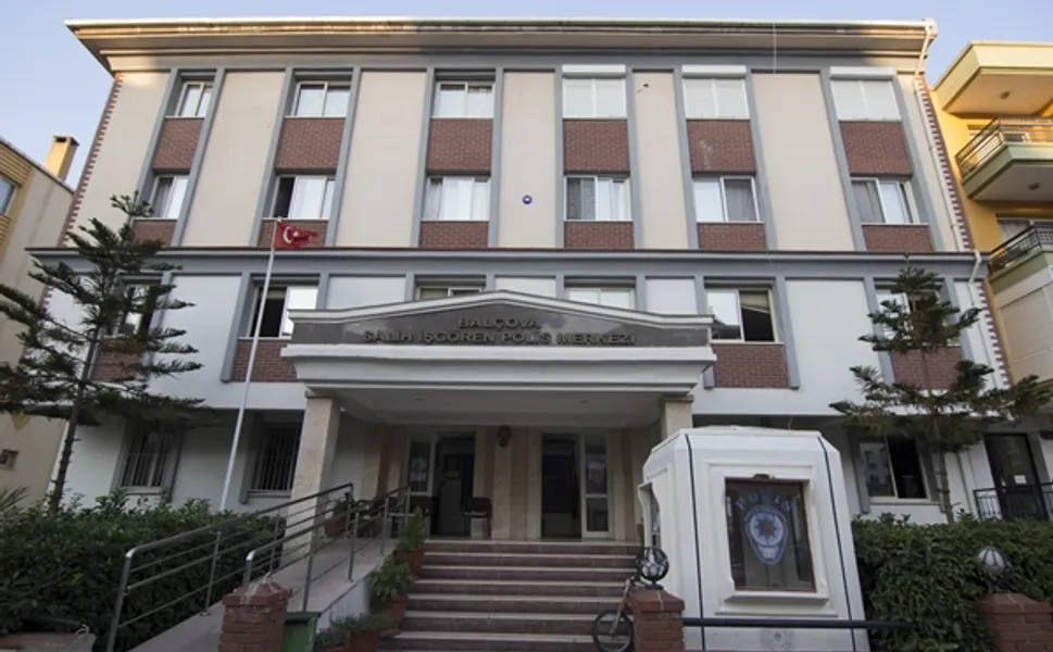 İzmir'de polis merkezine saldırı!